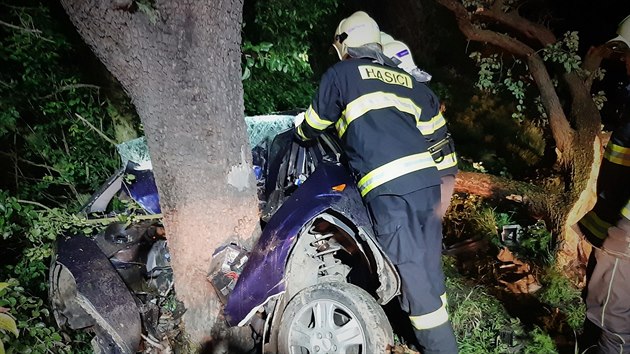 Náraz auta do stromu u Mochova si vyžádal dva lidské životy (20. června 2020)