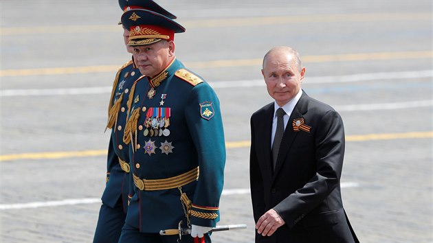 Rusk ministr obrany Sergej ojgu a prezident Vladimir Putin pi odloen vojensk pehldce na Rudm nmst v Moskv na poest 75. vro vtzstv nad nacistickm Nmeckem. (24. ervna 2020)