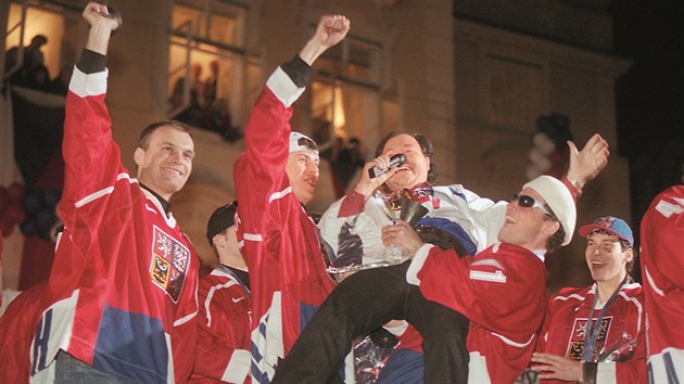 Reinkarnaci Michala Davida odstartovali na olympiádě v Naganu 1998 čeští hokejisté, kteří se díky zlatu stali pro národ bohy. Od roku 1996 hrály v šatně reprezentace hity od skupiny Kabát. V Naganu, kde skoro půlku týmu tvořily hvězdy z NHL, ale kdosi na prvním tréninku pustil v kabině rockové pecky od AC/DC. V té chvíli obrovská persona mužstva, 33letý obránce Petr Svoboda, který emigroval v sedmnácti do Kanady a jemuž český pas dali až v Naganu, lámanou češtinou zvolal: „Sakra, dejte tam něco českýho!“ A tak začal hráče vyprovázet na led hlas Michala Davida. I proto, že jeho písničky měl rád Dominik Hašek. A protože hokejisti jsou pověrčiví až běda a vítězné zvyky nemění, halekala kabina i v příštích letech (než přišla generační obměna): Já chci žít nonstop… Colu, pijeme colu… Žiju si svůj discopříběh... Óóó, decibely lásky… Pár přátel mít… A taky Správnej tým, což byla písnička, kterou pro hráče Michal David složil ihned po finále v Naganu a kterou s nimi zpíval po jejich příjezdu na zaplněném Staroměstském náměstí (na snímku).