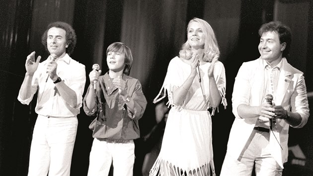 V roce 1985 se skupinou Kroky, kterou kromě tehdy 25letého Michala Davida (vpravo) tvořili také zpěváci (zleva) Milan Dyk (vlastním jménem Milan Drličiak), Pavel Horňák a Markéta Muchová.