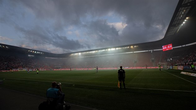 Fotbalist Slavie maj dvact titul v djinch a tet za posledn tyi roky. Obhajobu z loska si zajistili ti kola ped koncem nadstavbov sti, druhou Plze doma zdolali 1:0 zsluhou evka.