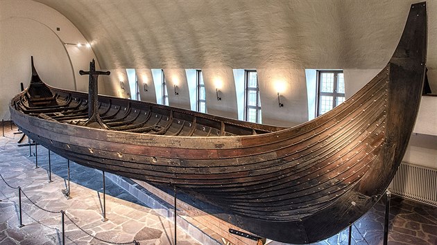 Vzhůru do Ameriky. V takových kocábkách, jakou vystavuje muzeum v Oslu, Vikingové dokázali přeplout oceán.