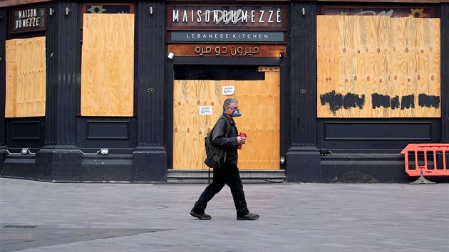 Mu prochz kolem uzaven restaurace na Leicesterskm nmst v Londn. (17. ervna 2020)