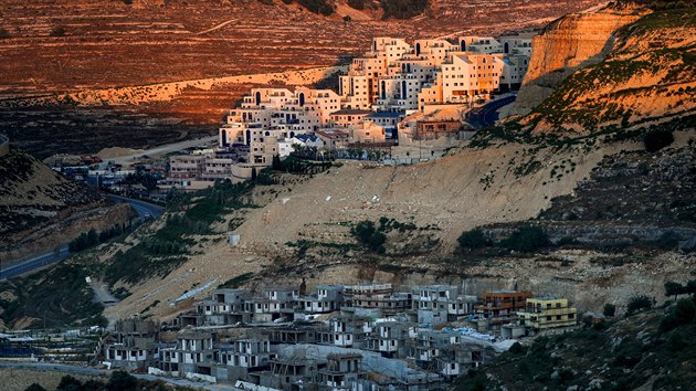 Izraelská vláda plánuje rozšířit svou kontrolu nad Západním břehem tím, že od 1. července připojí více než 200 izraelských osad. Na snímku je jedna z nich - Giv'at Ze'ev nedaleko Rámaláhu.