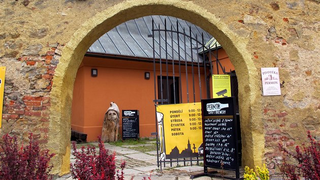 Brána do minipivovaru Permon, který sídlí v areálu bývalého kapucínského kláštera v Sokolově.
