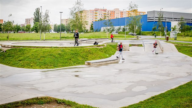 Kdy je hezky, d ve skateparku hlavn kluci na skatech, kolobkch a kolech.