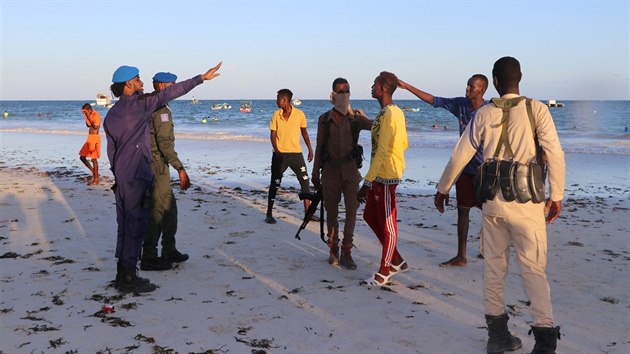 Somlt policist rozhnj lidi na pli u Mogadia. Somlsk vlda zakzala shromaovn vce lid, aby zabrnila en koronaviru. (4. dubna 2020)