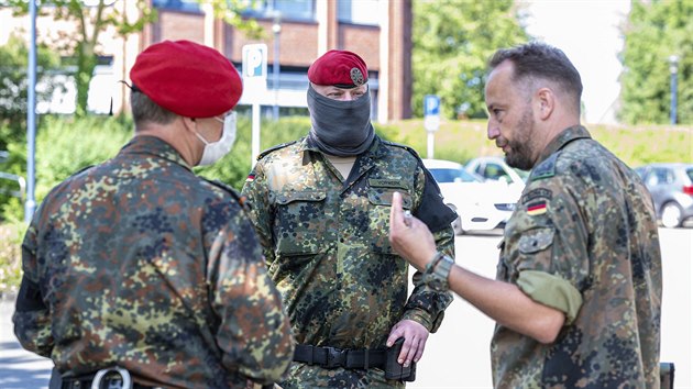 Nmet vojci v Warendorfu dohlej na dodrovn karantnnch opaten, znovu uvedench kvli novmu ohnisku nkazy koronaviru. (24. ervna 2020)