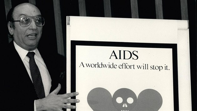 Americk umleck grafik Milton Glaser pedstavuje  logo pro kampa Svtov zdravotn organice proti nemoci Aids. (6. ervna 1987)