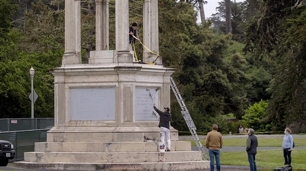 Pracovnci parku v San Franciscu odstrauj graffiti na pamtnku autora americk hymny Francis Scott Key. Demonstranti svrhli jeho sochu, obviuj jej z rasismu. (20. ervna 2020)