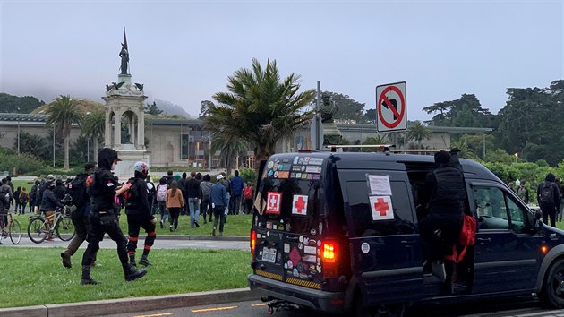 Demonstranti jdou k soe autora americk hymny Francis Scott Keya v San Franciscu. Demonstranti jej obviuj jej z rasismu. (20. ervna 2020)

Protesters walk towards the statue of Francis Scott Key at the Golden Gate Park in San Francisco, California, U.S. June 19, 2020, in this picture obtained from social media. Picture taken June 19, 2020. David Zandman/via REUTERS THIS IMAGE HAS BEEN SUPPLIED BY A THIRD PARTY. MANDATORY CREDIT. NO RESALES. NO ARCHIVES.