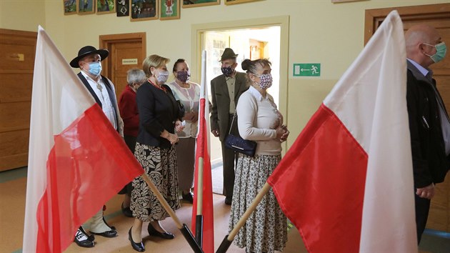 Polci hlasuj v prezidentskch volbch. (28. ervna 2020)