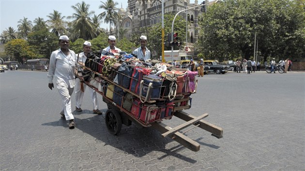 Proslul indit dabba-wallahov, kte zajiuj dodvky obd obyvatelm Bombaje. (15. dubna 2009)