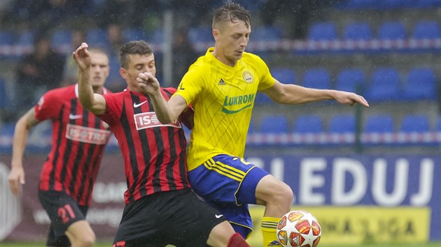 Dominik Simersk� ze Zl�na (vpravo) v souboji s opavsk�m Bojanem Dordi�em (vlevo).