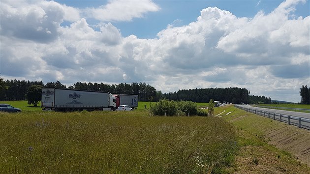 Za dva a půl roku výstavby nové silnice výrazně zhoustl provoz mezi dálnicí D5 a Chebskem. V některých úsecích souběžné silnice proto musely provoz řídit semafory. (25. června 2020)