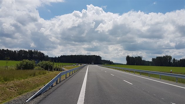 Narovnaná silnice se vyhýbá mezi dálnicí D5 a Planou na Tachovsku všem obcím. (25. června 2020)