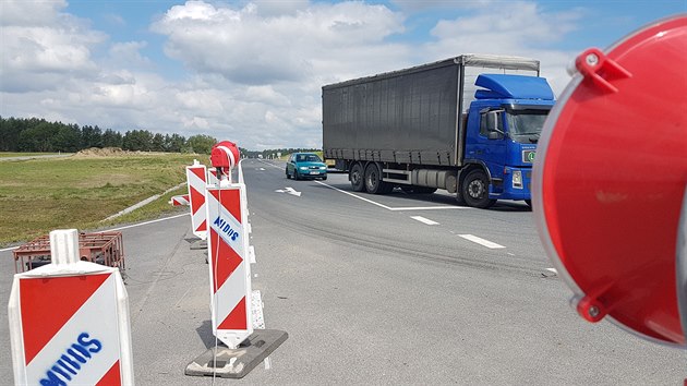 Po dvou a půl letech je silnice mezi dálnicí D5 a  Planou bez objížděk. (25. června 2020)