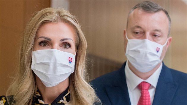 Slovensk poslankyn Petra Kritfkov a ministr prce, socilnch vc a rodiny Milan Krajniak (17. ervna 2020)