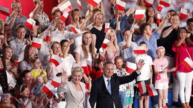 Souasn prezident Polska Andrzej Duda s manelskou oslavuj spch v prvnm kole prezidentskch voleb. (28. ervna 2020)