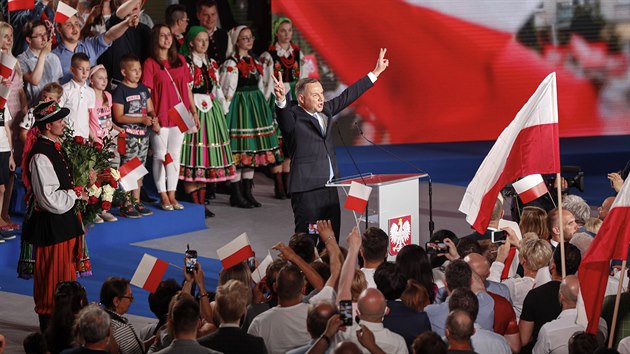 Současný prezident Polska Andrzej Duda slaví úspěch v prvním kole prezidentských voleb. (28. června 2020)