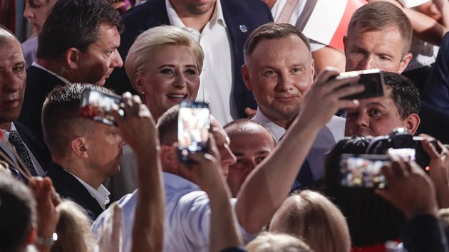 Současný prezident Polska Andrzej Duda s manželskou se po oznámení výsledků prvního kola voleb fotí s příznivci. (28. června 2020)