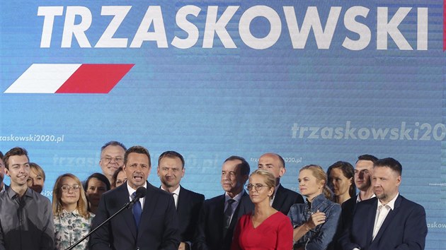 Kandidát na polského prezidenta Rafal Trzaskowski se raduje z postupu do druhého kola voleb. (28. června 2020)