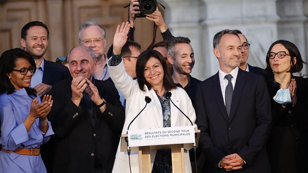 Starostka francouzsk metropole Anne Hildalgov se raduje z vsledk komunlnch voleb, ve kterch obhjila svj mandt. (28. evna 2020)