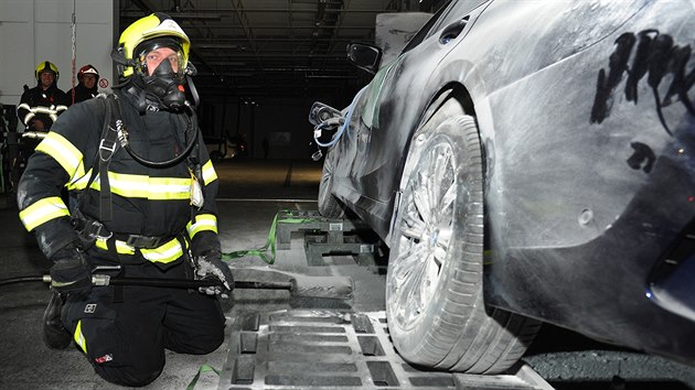 Zásah hasičů u požáru hybridního automobilu v Čestlicích. Po uhašení bylo nutné vůz ponořit do kontejneru s vodou, aby se několik dnů chladily akumulátory. (24. června 2020)