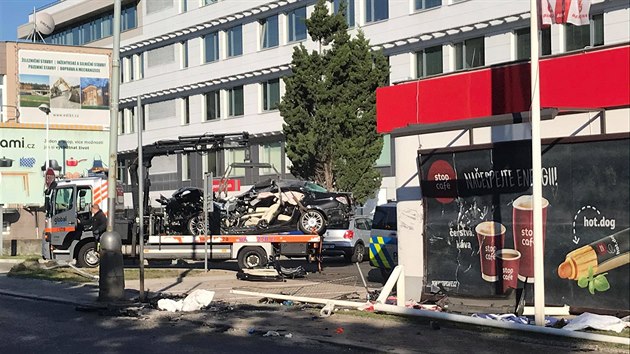 Třiatřicetiletý muž narazil v ulici Novovysočanská s automobilem do sloupu, na místě zraněním podlehl. (27. června 2020)