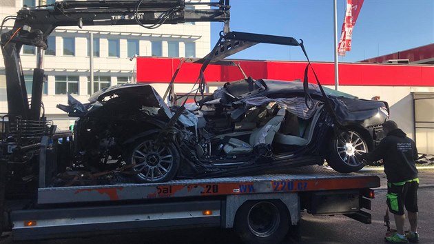 Třiatřicetiletý muž narazil v ulici Novovysočanská s automobilem do sloupu, na místě zraněním podlehl. (27. června 2020)