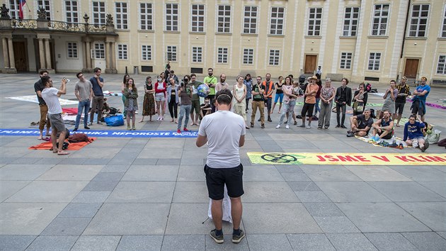 Aktivisté z hnutí Extinction Rebellion udělali piknik na nádvoří Pražského hradu. Prezidentovi Miloši Zemanovi poslali otevřený dopis, ve kterém ho vyzvali k dialogu o klimatické krizi. (26. června 2020)