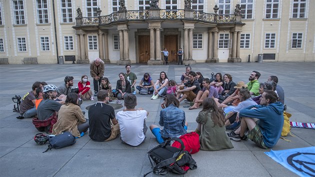 Aktivisté z hnutí Extinction Rebellion udělali piknik na nádvoří Pražského hradu. Prezidentovi Miloši Zemanovi poslali otevřený dopis, ve kterém ho vyzvali k dialogu o klimatické krizi. (26. června 2020)