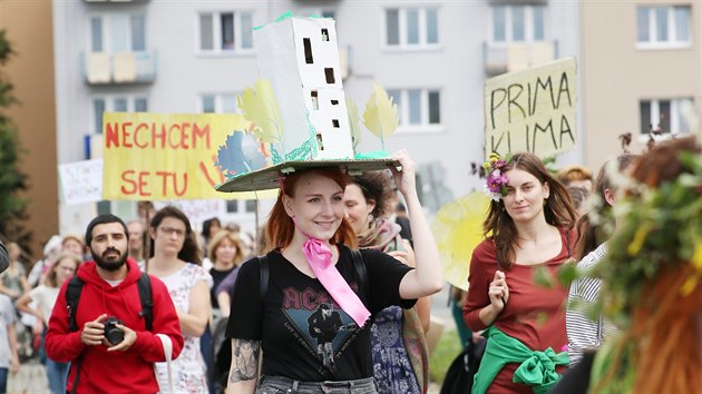 Kostmy veejn zelen, masky solrnch panel, deov vody nebo Slunce, iv pochodujc kapela. To ve bylo vidt v alegorickm protestnm prvodu podanm spolkem Nesehnut proti novmu zemnmu plnu Brna.