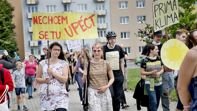 Kostmy veejn zelen, masky solrnch panel, deov vody nebo Slunce, iv pochodujc kapela. To ve bylo vidt v alegorickm protestnm prvodu podanm spolkem Nesehnut proti novmu zemnmu plnu Brna.