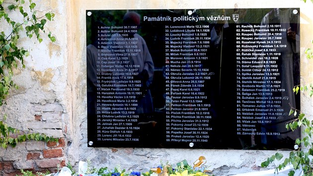 Po měsících usilovné práce se tvůrcům pamětní desky politických vězňů povedlo sestavit seznam 88 jmen, další stovky obětí komunismu na Znojemsku však nedohledali.