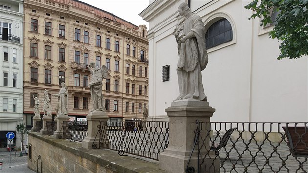Strážníci zadrželi mladíky, kteří ze sochy svatého Aloise z Gonzagy u kostela svatého Michala v centru Brna při nočním dovádění ulomili kus kříže.