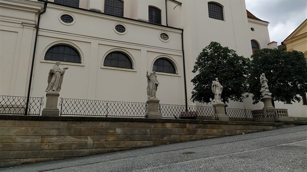 Strážníci zadrželi mladíky, kteří ze sochy svatého Aloise z Gonzagy (druhý zprava) u kostela svatého Michala v centru Brna při nočním dovádění ulomili kus kříže.