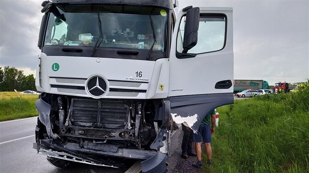 Na křižovatce u Hodonína se srazil kamion se Škodou Octavia. Její řidička utrpěla těžké zranění. (24.6.2020)