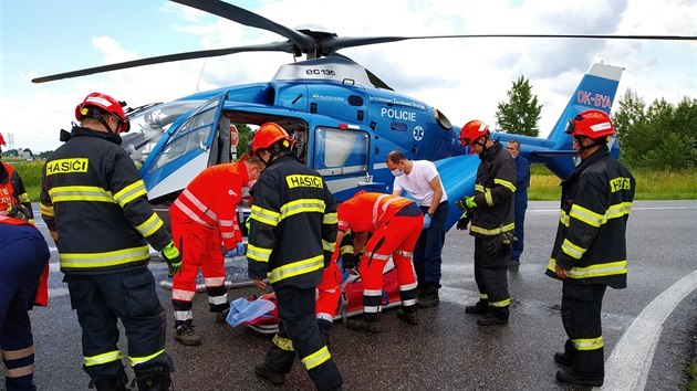 Pro těžce zraněnou řidičku Škody Octavia, která se na křižovatce u Hodonína srazila s kamionem, přiletěl vrtulník. (24.6.2020)
