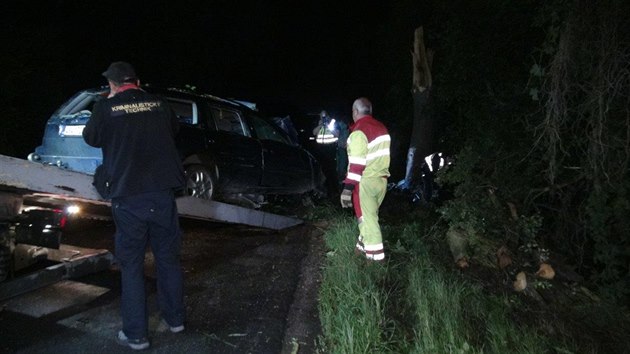 V okrese Praha-v�chod kousek od Mochova stala v�n� dopravn� nehoda. Osobn� automobil narazil �eln� stromu. Nehoda si vy��dala dva �ivoty. (21. �ervna 2020)