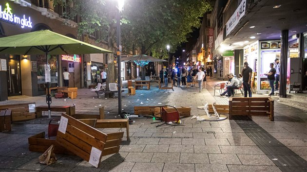 Stovky lidí se v noci účastnily nepokojů v centru Stuttgartu. Házely kameny a lahve na policii a drancovaly obchody po rozbití výloh. (21. června 2020)