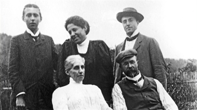 Rodina Tom�e Garrigue Masaryka: dcera Olga (sed�c� dole), Charlotta Masarykov�, Tom� Garrigue Masaryk, stoj�c� zleva: syn Herbert, dcera Alice a syn Jan. Sn�mek poch�z� z roku 1905.