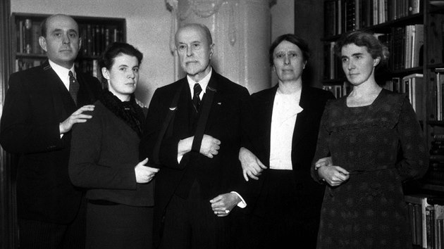 Rodina T. G. Masaryka v den abdikace 14. prosince 1935. Zleva syn Jan Masaryk, vnuka Anna, Tom Garrigue Masaryk a dcery Alice Masarykov a Olga Masarykov.