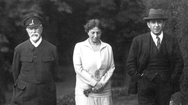 Prezident Tomáš Garrigue Masaryk, dcera Alice Masaryková a syn Jan na procházce v zámecké zahradě.