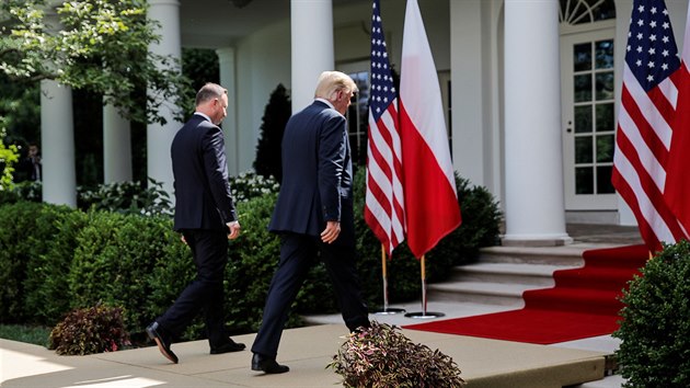 Polsk prezident Andrzej Duda po boku svho americkho protjku Donalda Trumpa pi nvtv Blho domu ve Washingtonu. (24. ervna 2020)