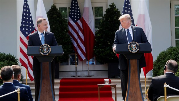 Polsk prezident Andrzej Duda pi nvtv Blho domu ve Washingtonu. (24. ervna 2020)