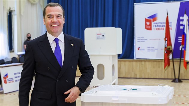 Bval rusk premir Dmitrij Medvedv vol v celosttnm referendu o zmnch stavy. (25. ervna 2020)