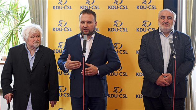 Předseda KDU-ČSL Marian Jurečka, bývalý šéf Senátu Petr Pithart a lídr senátního klubu lidovců Petr Šilar při představování kandídátů strany do senátních voleb. (25. června 2020)