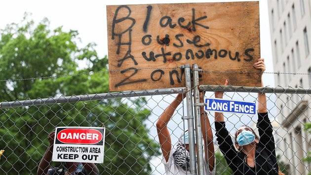 Demonstranti před oblastí Black House Autonomous Zone ve Washingtonu. (23. června 2020)