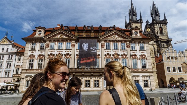 Budovy v České republice připomínají vyvěšenými bilboardy 70. výročí popravy Milady Horákové. Na snímku je Palác Kinských.. (25. června 2020)